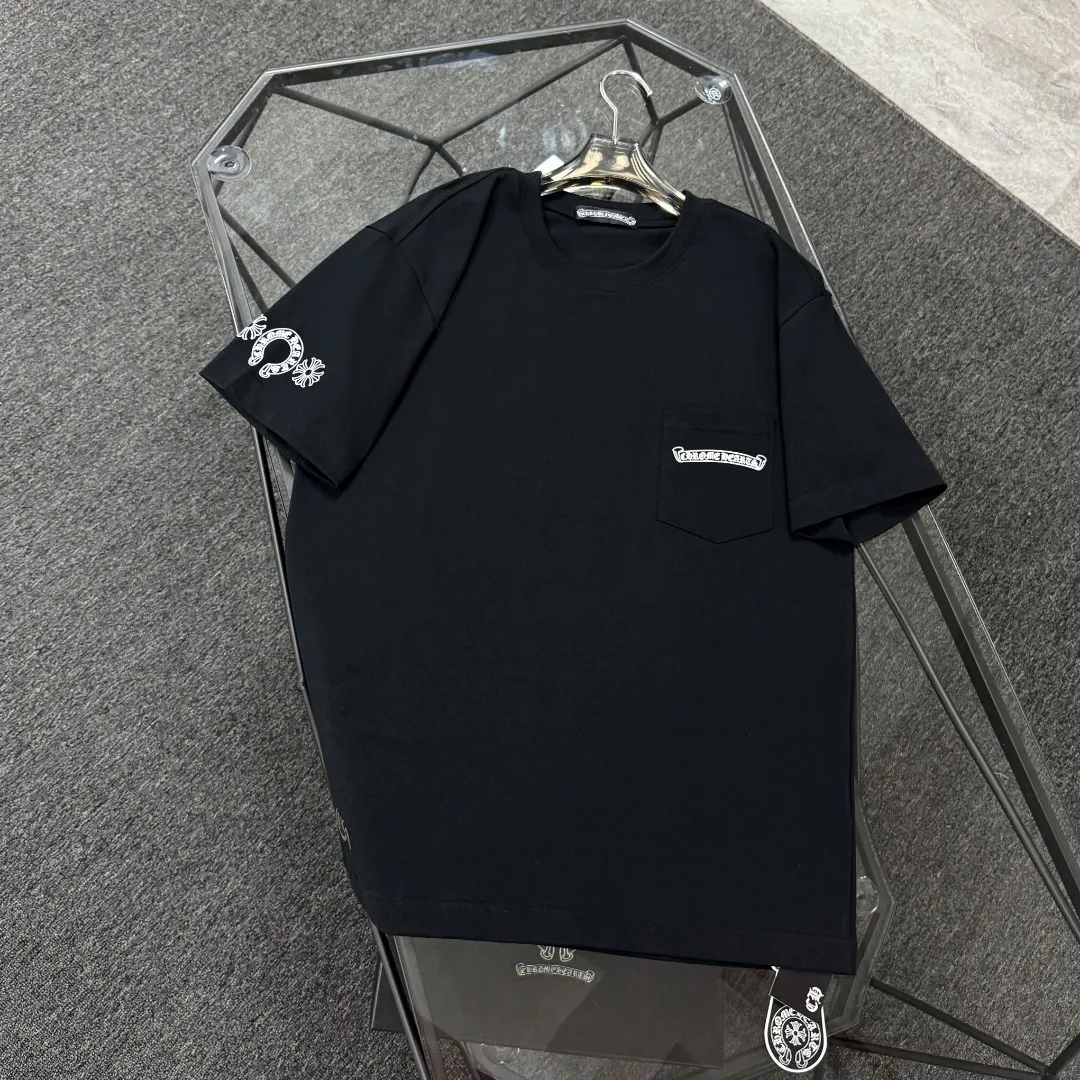 P170 Chrome Hearts 25 high-end versions. The fabric is made of 300 grams of high-density pure cotton. It does not deform or shrink. It has three labels. It is the same style for men and women. Technology: suede foaming + digital printing. Color: white, black. SIZE: S-XL.